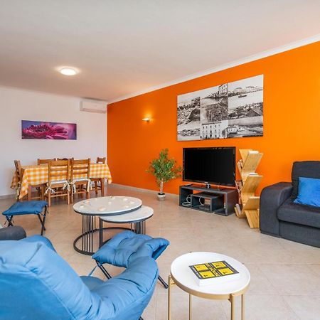 Two Bedroom Apartment - 110M2, Ac, Terrace, Wi-Fi Lagos Bagian luar foto