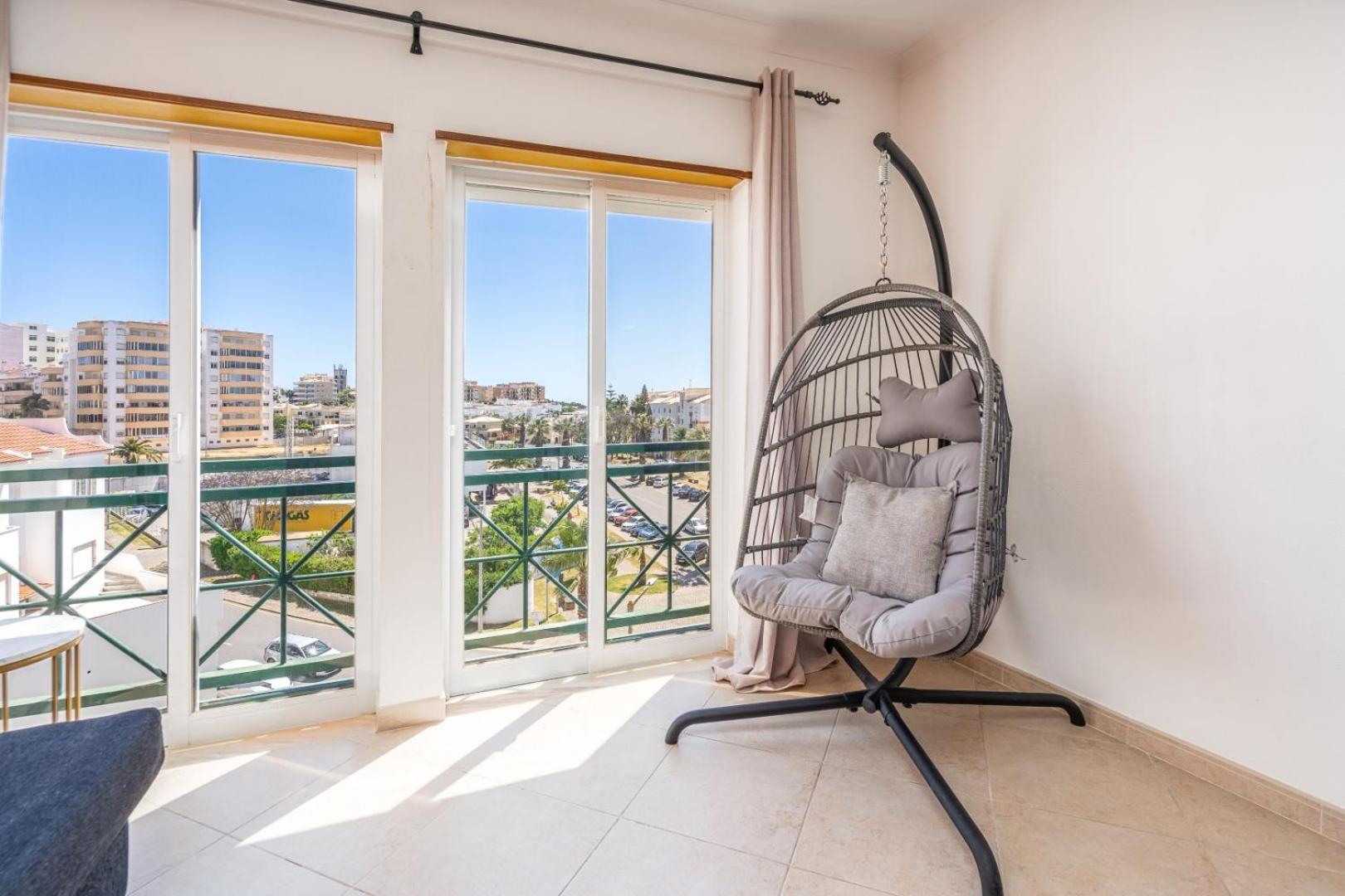 Two Bedroom Apartment - 110M2, Ac, Terrace, Wi-Fi Lagos Bagian luar foto