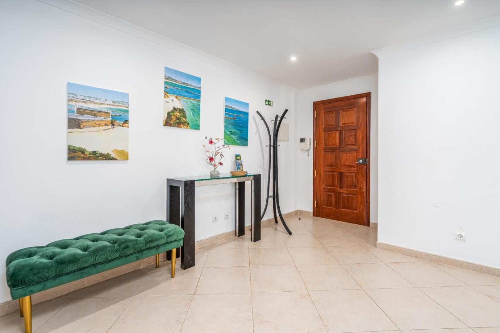 Two Bedroom Apartment - 110M2, Ac, Terrace, Wi-Fi Lagos Bagian luar foto