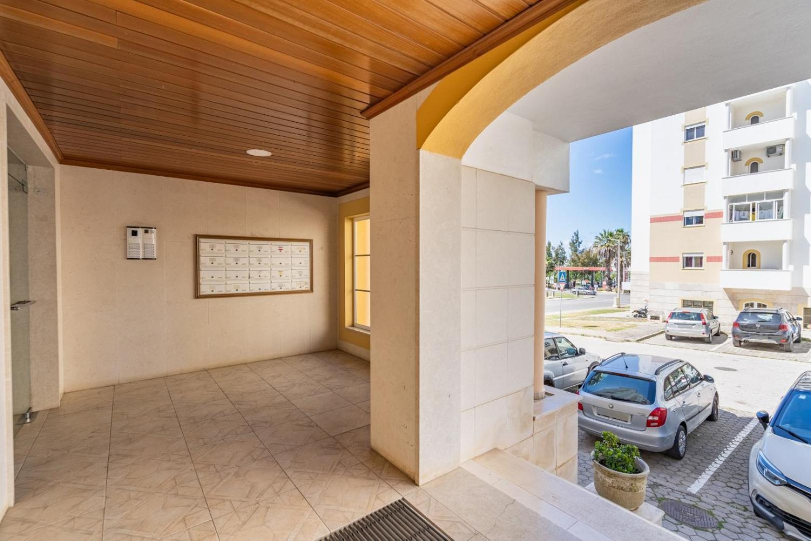 Two Bedroom Apartment - 110M2, Ac, Terrace, Wi-Fi Lagos Bagian luar foto