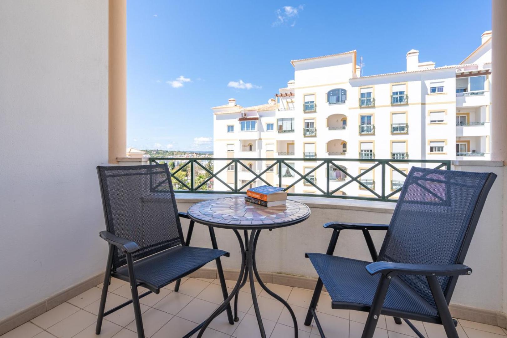 Two Bedroom Apartment - 110M2, Ac, Terrace, Wi-Fi Lagos Bagian luar foto