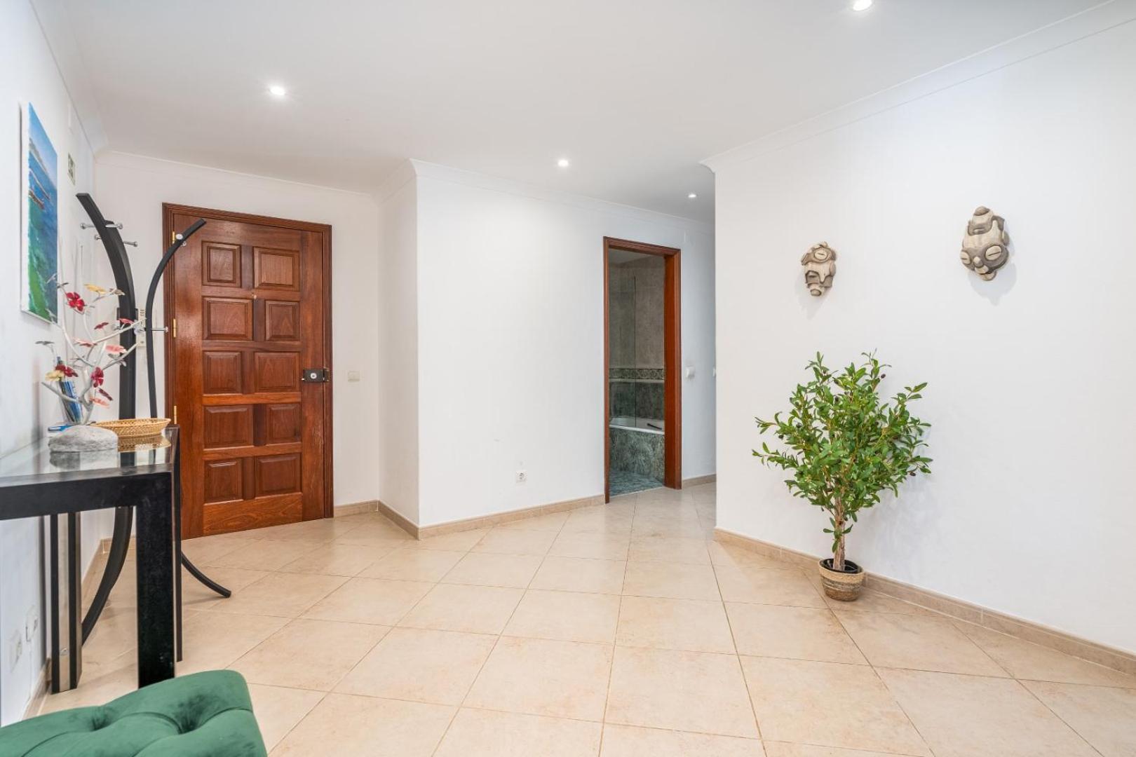 Two Bedroom Apartment - 110M2, Ac, Terrace, Wi-Fi Lagos Bagian luar foto