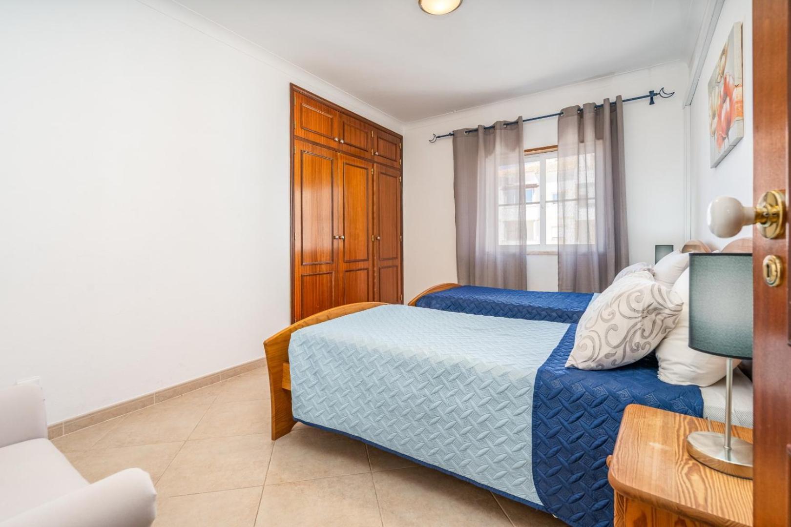 Two Bedroom Apartment - 110M2, Ac, Terrace, Wi-Fi Lagos Bagian luar foto