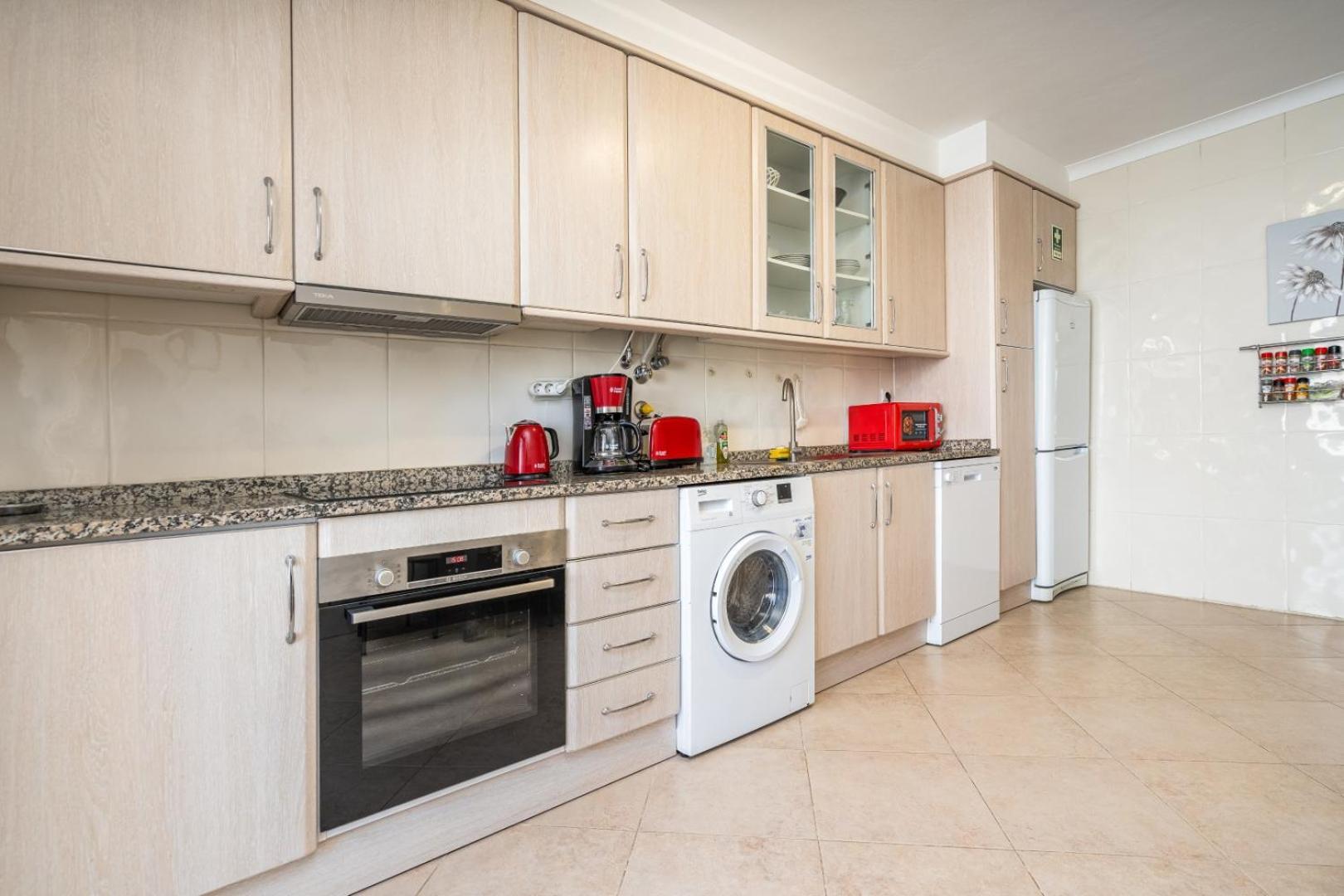 Two Bedroom Apartment - 110M2, Ac, Terrace, Wi-Fi Lagos Bagian luar foto